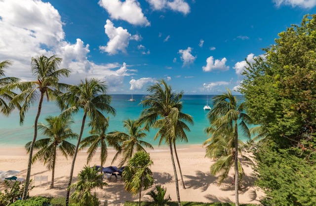 Smugglers Cove 6 (4 bed): Beachfront condo