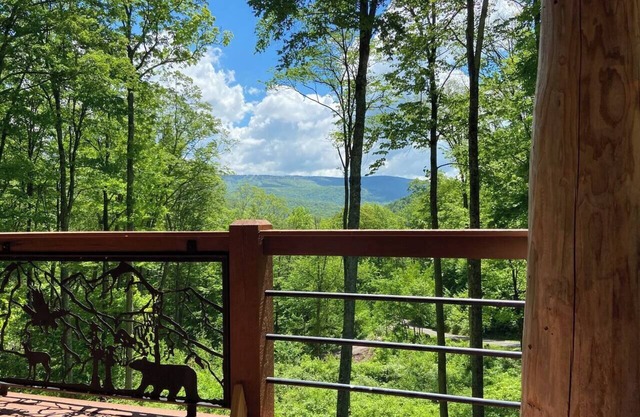 Snowshoe View Log Cabin | Hot Tub & Mtn Luxury