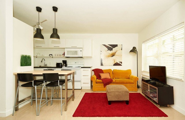 Snug Apart Walking Distance to the Beach, F.Lauderdale, Wifi, BBQ, Gated