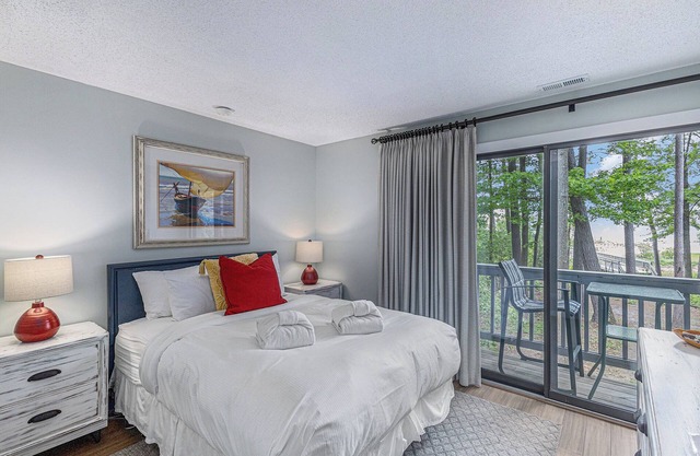 🏖️ Snug Lake View Condo @ The Shores | Beach Views + Deck + Champagne Welcome ➠ 5689