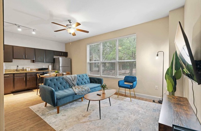 SOCO Cozy Lavish Loft | Pool + Gym + Racquetball + Laundry + Pkg