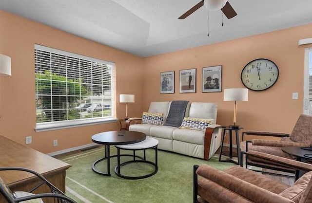 Solar Half-Plex with Chic Style in Country Glen