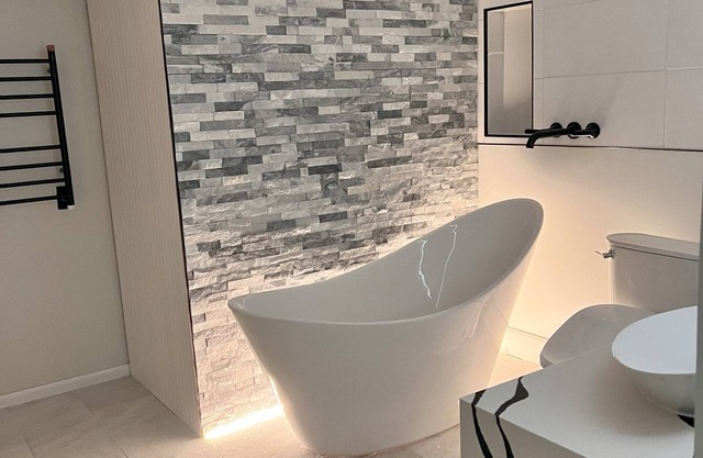 Soothing Soak, Modern Romantic Luxury Townhome!