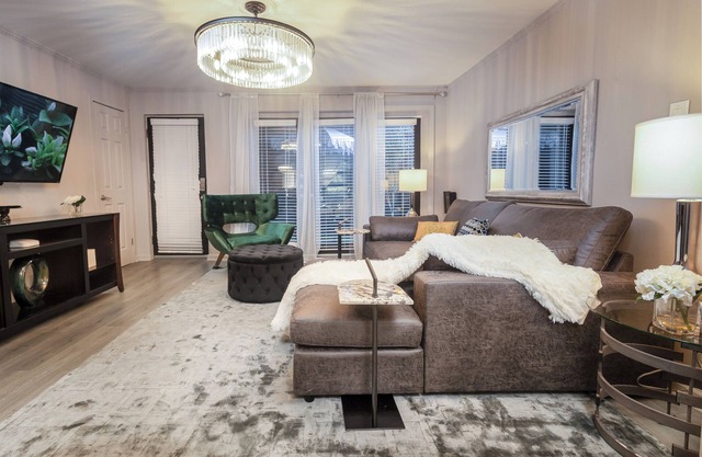 Sophisticated 2-Bed, 1.5-Bath furnished condo in central Dallas with a private patio, serene garden views, and exclusive access to an award-winning courtyard equipped with premium wellness products and relaxing lounge areas.