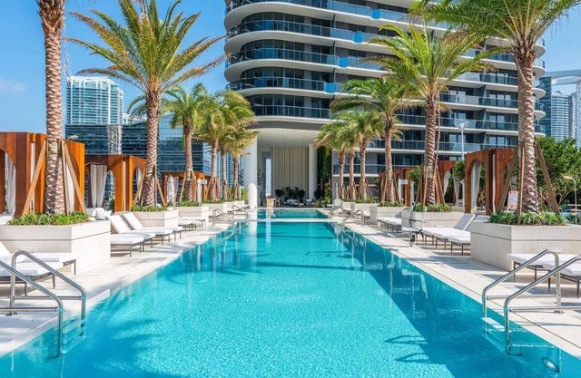 Sophisticated Brickell Unit, Great Location, City Views - Stylish Rooms, Pool