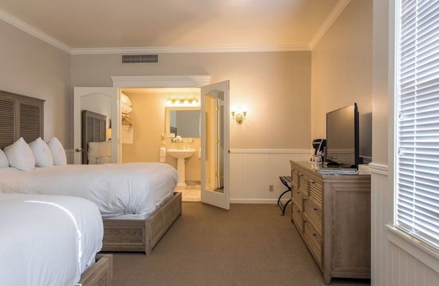 Sophisticated Double Queen Accommodations Near Sonoma Wineries + Coastline