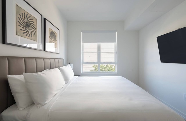 Sophisticated Jr 2-bedroom apartment with full kitchen in lively Los Angeles