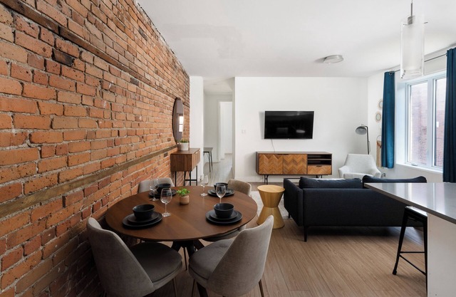 Sophisticated Stay - Chic 2BR in Mile End/Plateau