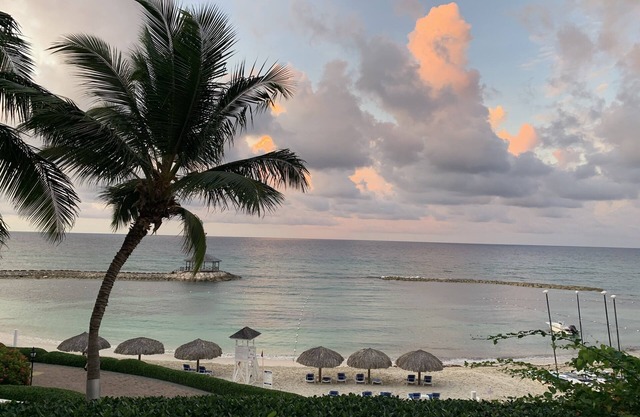 "Sought-After" Luxurious 2100 sq ft Oceanfront Private Residence, in a Resort
