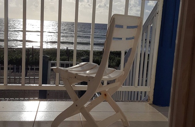 SOUND BAY BEACH APARTMENT facing the sea