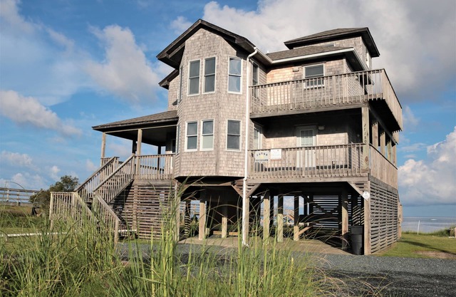 Sound Front Cottage with spectacular Sunset Views, Short walk to the beach