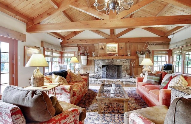 Soupcon: 4 br, fireplaces, game room, sauna, hot tub, views!