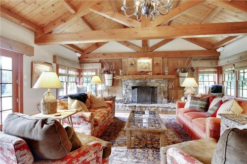 Soupcon: 4 br, fireplaces, game room, sauna, hot tub, views