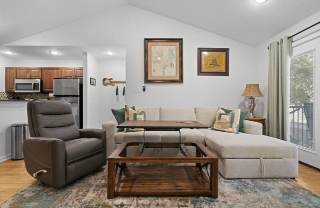 South Austin Nest w Pool {New Listing}