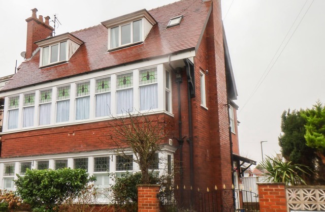 SOUTH BAY BEACH HOUSE, pet friendly, with a garden in Bridlington