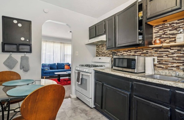 South Cleveland 2-bedroom near Maple Hts.