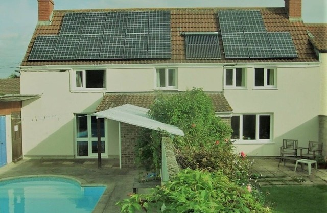 South facing cottage for nine with pool and garden