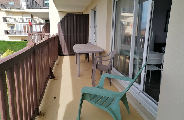 South-facing apartment with balcony in the heart of the D-Day beaches