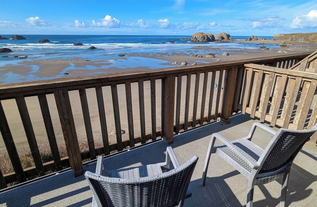 South Loft: Cozy, two-person loft with deck overlooking the beach