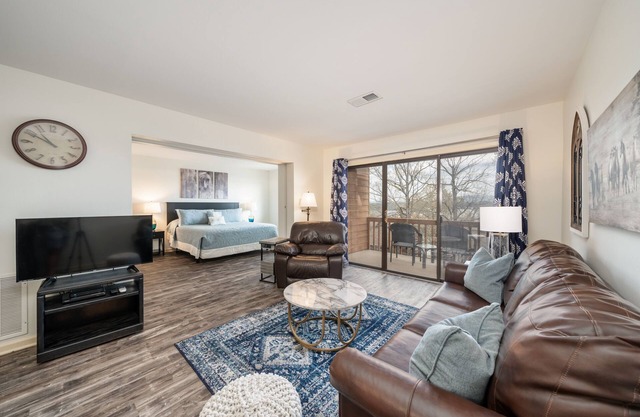 South Shore 1 BDRM! Mini-golf/Gameroom/Hot Tub, 2 Pools, Pickle ball & More!