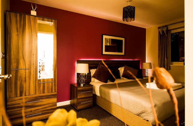 Southampton Central Apartments | King size bed