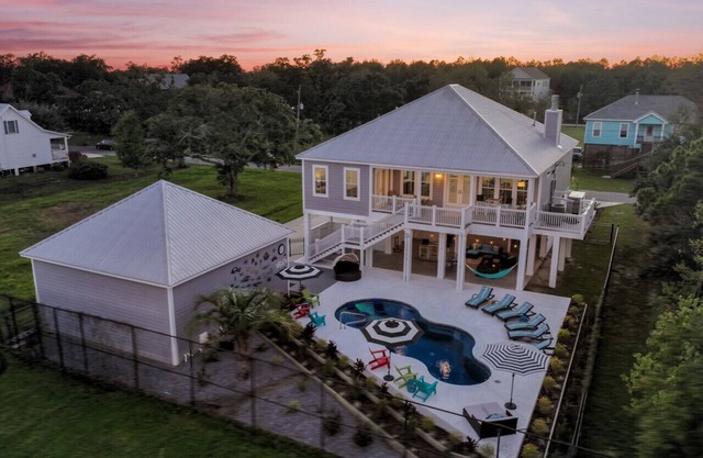 Southern Beach Beauty | 2 Min Walk to Sand