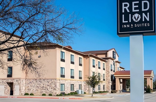 Southern Hospitality! Spacious Unit Near Attractions, Pool, Free Wifi, Parking