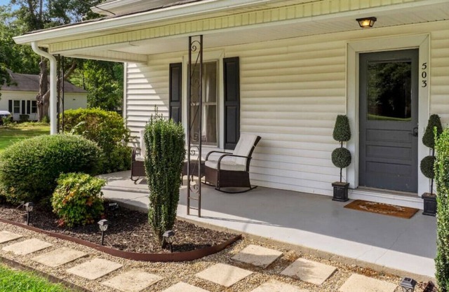 Southern Stoop - 0.5 mi from Downtown Simpsonville