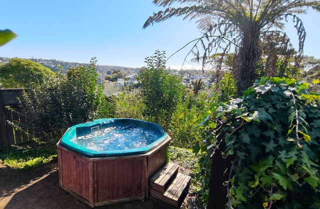 Spa Nest Glenfield｜Spacious 7BR Retreat｜Movie Lounge｜Nice Big Garden｜Kids’ Zone