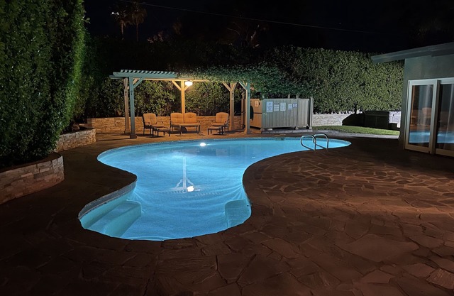 Spa Oasis Retreat and Movie Colony East