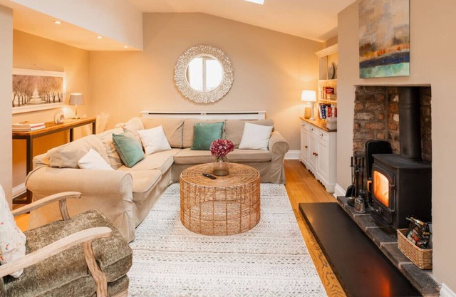 Spacious 4 bed home in Chester. Parking for 1 car