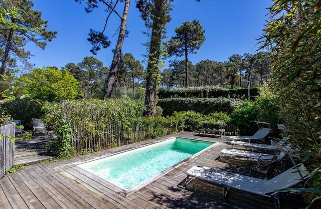 Spacieuse villa familiale avec piscine pour 12 personnes Piraillan