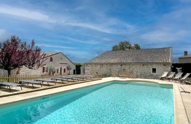 Spacious 5-bedroom house in lovely Saint-André-et-Appelles with heated pool.