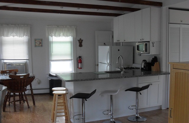 Spacious 1 B Apt, Ocean Block, Private entrance/deck Wkly summer rental