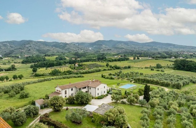 Spacious 10-bedroom villa in awesome Vinci with AC