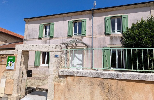 Spacious 10-Person Retreat with Garden, Terrace, and Modern Amenities in Scenic Mécrin
