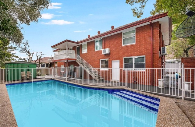 Spacious 11-bedroom house in fabulous Bexley North with AC, WiFi with Pool