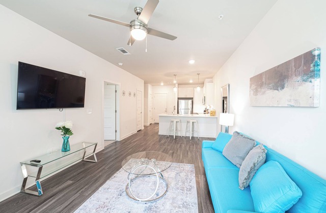 Spacious 1br West Midtown/New Building Free Parking, Pool, Washer & Dryer