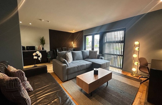 Spacious 2 Bd Apt w/Fast Wifi+CableTV+Audio System