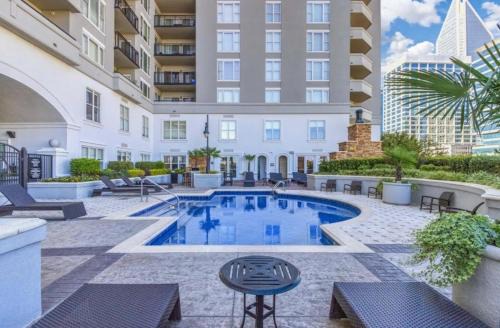 Spacious 2 Bed, 2 Bath Uptown Gem in the Heart of the City-Parking-Wi-Fi-Balcony-Walk to BOA Stadium