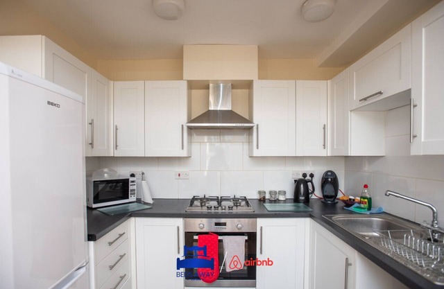 Spacious 2 Bed Apt, sleeps 5