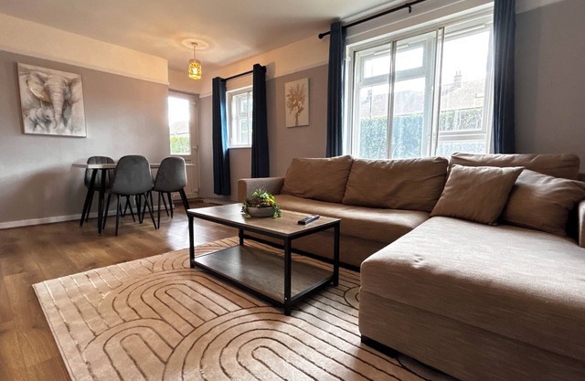 Spacious 2 Bed in Southall near Heathrow Airport with Free WiFi