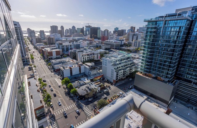 Spacious 2-bedroom apartment in Beautiful downtown San Diego with Pool and Gym