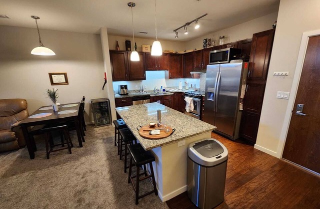 Spacious 2-bedroom condo in Broomfield with hot tub, pool, fitness room, WiFi