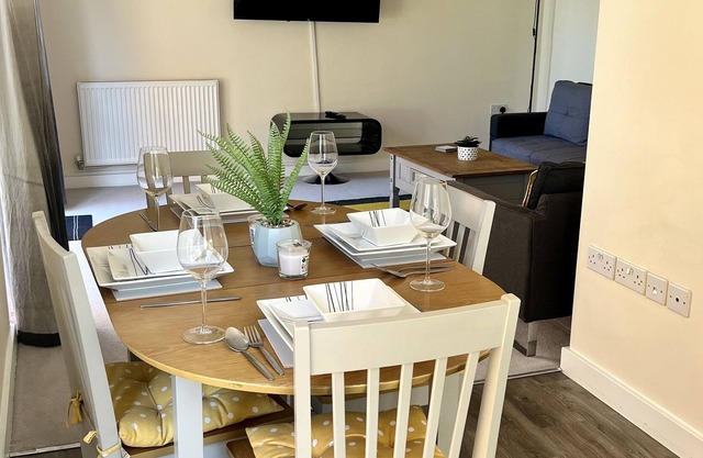 Spacious 2-bedroom house with free parking and Wifi