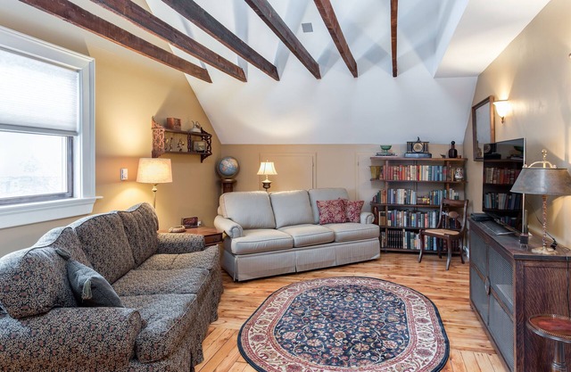 Spacious 2 Bedroom in 1910 Tudor House