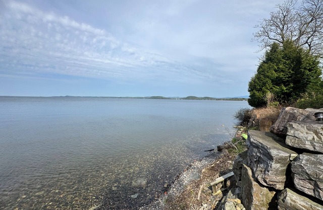 Spacious 2 BR Cottage house - Lake views - beach access.