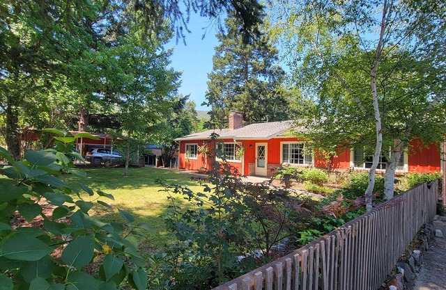 Spacious 2 home property on the rogue river! Sleeps 14 w/Swim Spa