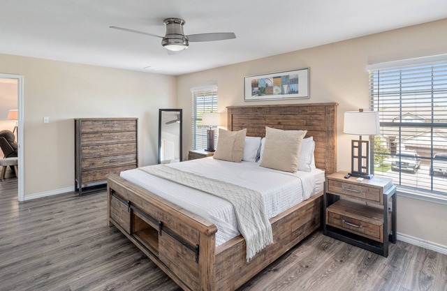 Spacious 2-story Home, King Bed, wi-fi, 2-Car Garage