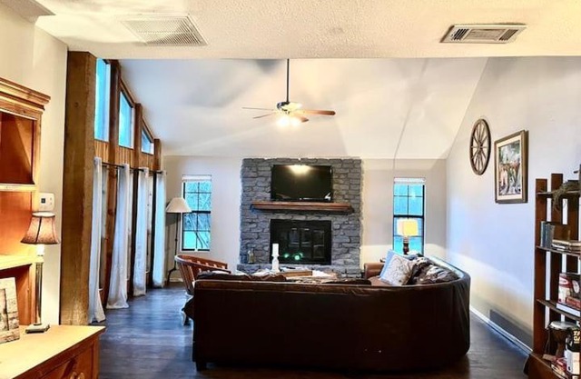 Spacious 2 Story Rustic Retreat